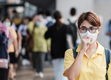 Person with a face mask n